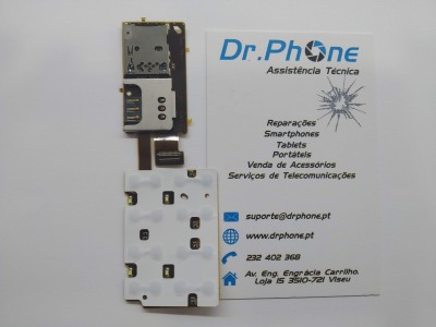 Peça eletrónica branca e metálica sobre cartão de contacto Dr.Phone