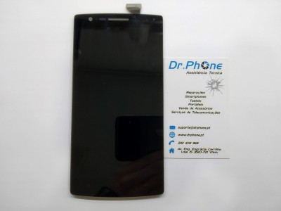 Ecrã tátil preto de smartphone e cartão de visita com contactos de assistência técnica