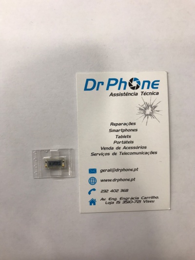 Componente eletrónico pequeno em embalagem plástica ao lado de cartão de visita da Dr Phone Assistência Técnica