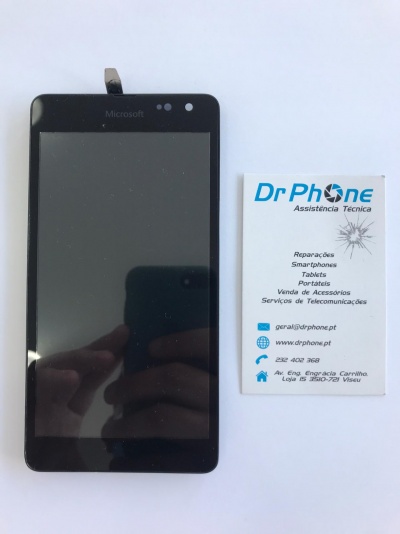 Smartphone Microsoft preto ao lado de cartão de visita da DrPhone com serviços e contactos