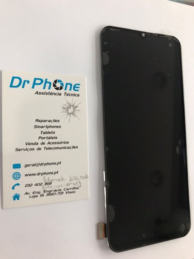 Smartphone preto desligado ao lado de cartão de visita da Dr Phone