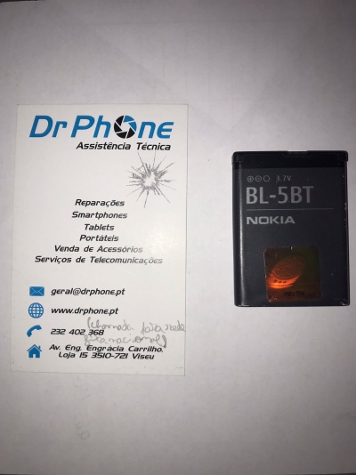 Cartão de visita da Dr Phone e bateria preta Nokia modelo BL-5BT sobre superfície branca