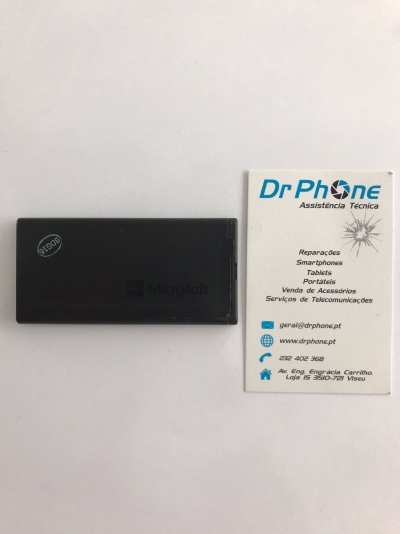 Bateria Microsoft preta ao lado de cartão de visita da Dr Phone.