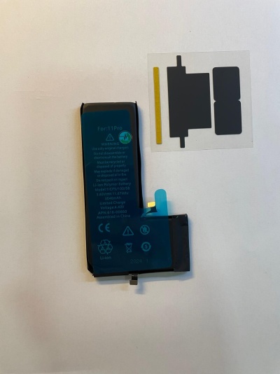 Bateria para iPhone 11 Pro azul escura com texto e símbolos, em superfície branca