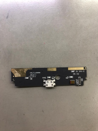 Placa eletrónica preta com conector USB tipo-C e inscrições brancas