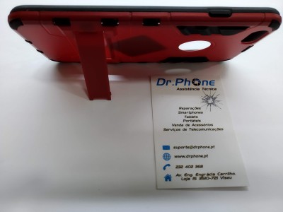 Capa vermelha para smartphone com suporte e cartão de visita da Dr.Phone em fundo branco