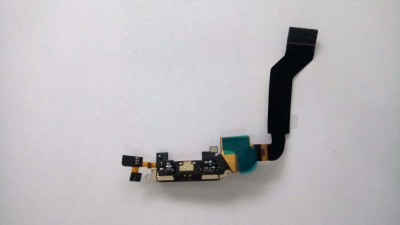 Peça eletrónica com cabo flexível e componentes pequenos