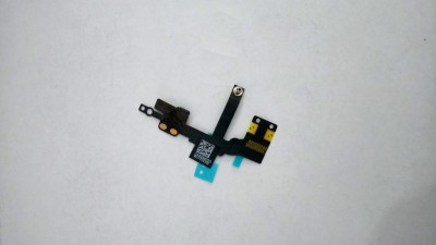 Peça eletrónica preta pequena com circuitos dourados e código QR, sobre fundo branco