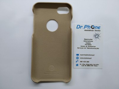 capa protetora bege para telemóvel ao lado de cartão de visita da Dr.Phone