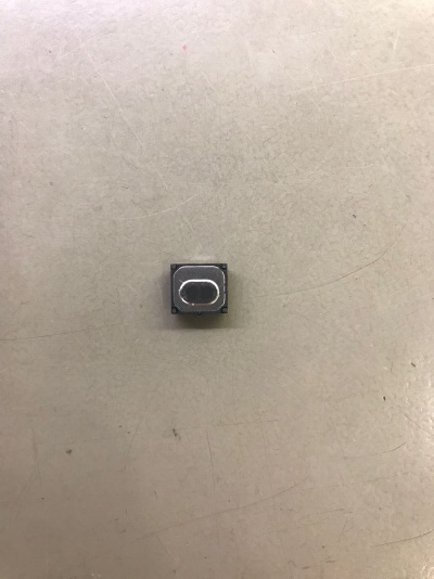 Componente electrónico quadrado metálico com detalhe oval branco