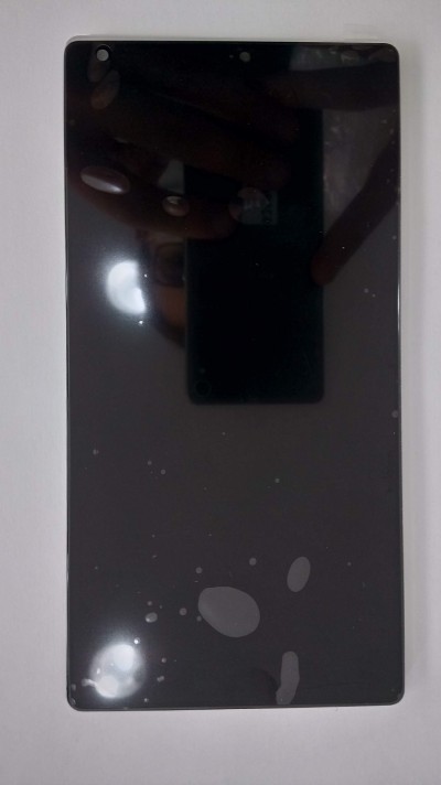 Ecrã preto de telemóvel com manchas sobre fundo branco