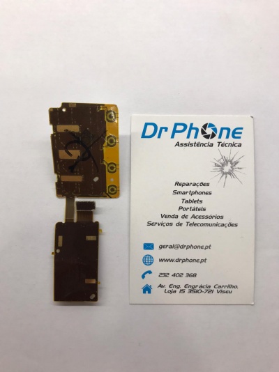 Placa eletrónica ao lado de cartão de visita da Dr Phone Assistência Técnica