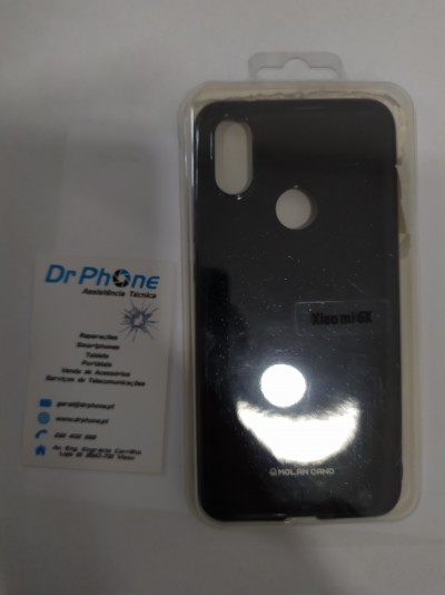 Capa preta para Xiaomi Mi 6X numa embalagem plástica transparente ao lado de cartão da Dr Phone.