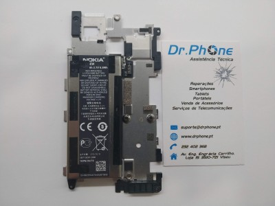 Placa interna de smartphone Nokia ao lado de cartão de visita da Dr.Phone