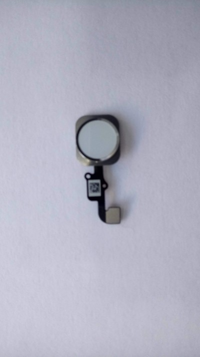 Componente electrónico pequeno com botão circular prateado