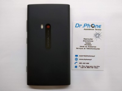 Telemóvel preto Nokia com cartão de visita do Dr. Phone ao lado