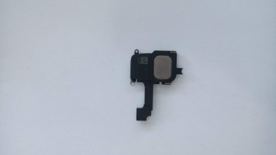 Componente interno eletrónico preto e cinza sobre fundo branco