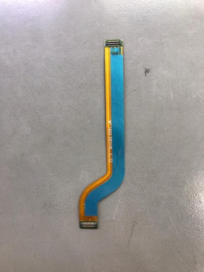 Cabo flexível eletrónico amarelo e azul sobre superfície cinzenta