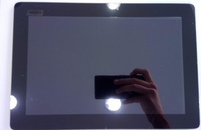 tablet preto com ecrã grande refletindo mão a tirar foto