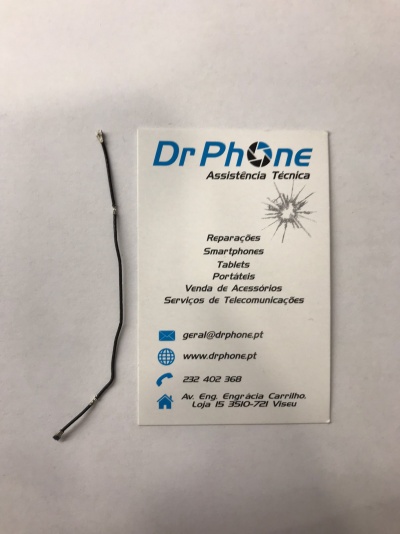 Cartão de visita e cabo preto sobre fundo branco