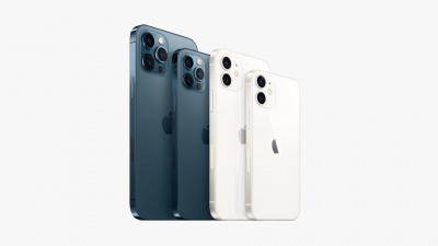 Quatro telemóveis Apple, dois azuis escuros com câmaras triplas e dois brancos com câmaras duplas