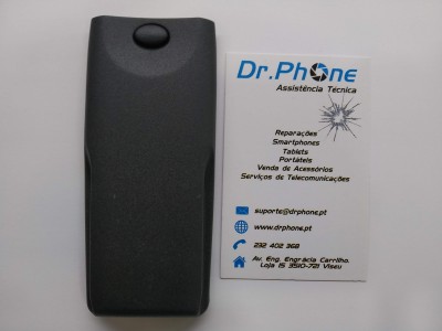 Comando remoto preto ao lado de cartão de visita da Dr.Phone Assistência Técnica
