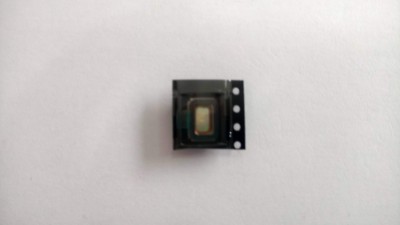 Componente eletrônico quadrado preto com janela transparente em fundo branco