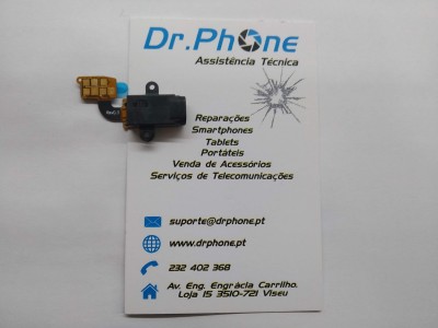 Conector de áudio preto com cabo flexível sobre cartão de visita branco da empresa Dr.Phone