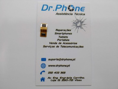 Cartão branco com texto a anunciar serviços técnicos de telecomunicações e componente eletrónico