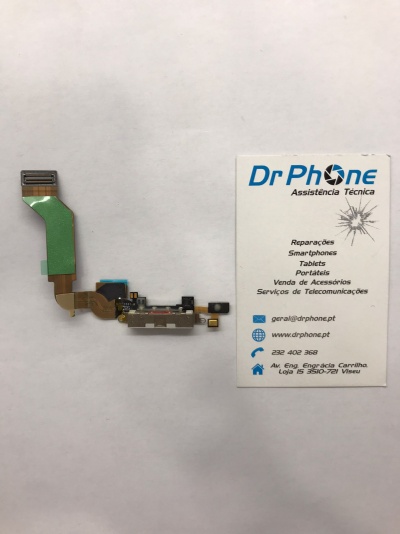 Flexível para smartphone com conector USB verde e componentes eletrónicos pretos junto a cartão de visita da DrPhone