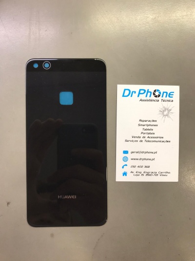 Smartphone Huawei preto com câmeras e cartão de visita da assistência técnica