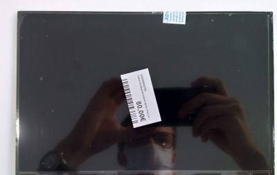 Ecrã LCD preto com etiqueta de preço e reflexo das mãos do fotógrafo