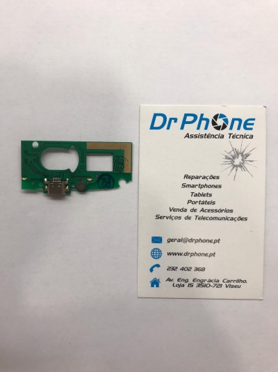 Placa eletrónica com conector USB e cartão de visita Dr Phone para assistência técnica