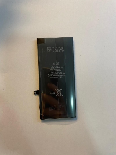 Bateria retangular preta com texto branco impresso