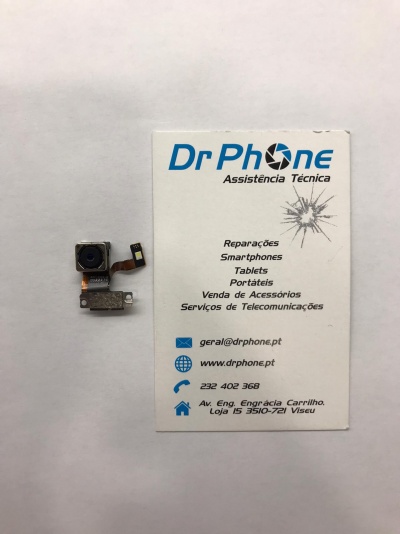 Peça de câmara de smartphone ao lado de cartão de visita da empresa Dr Phone.