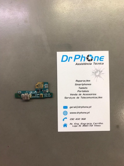 Placa eletrónica verde com conector USB ao lado de cartão de visita branco Dr Phone
