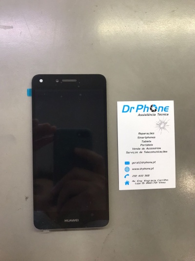 Smartphone Huawei preto ao lado de cartão de visita da Dr Phone em superfície cinzenta