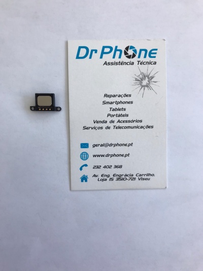 Cartão de visita da empresa Dr Phone ao lado de componente eletrónico pequeno