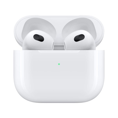 Auriculares sem fios brancos em caixa de carregamento branca com luz LED verde