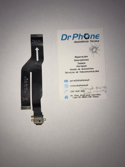 Cabo flexível eletrônico e cartão de visita da empresa Dr Phone sobre fundo branco