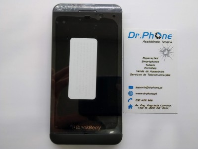 Smartphone BlackBerry com etiqueta ao centro e cartão de visita da Dr.Phone ao lado