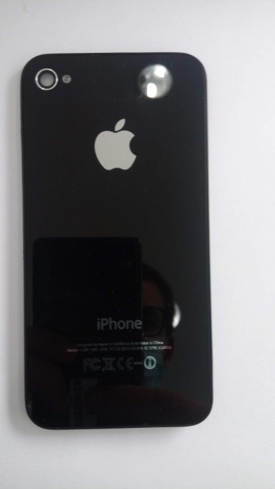 iPhone preto com logotipo da Apple e textos na parte traseira