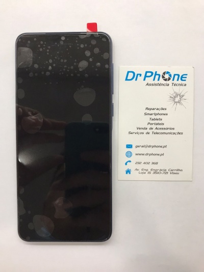 Smartphone preto com película protetora e cartão de visita Dr Phone