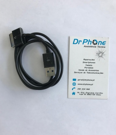Cabo USB preto com conector tipo A e conector largo, junto a cartão de visita da DrPhone