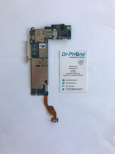 Placa eletrónica azul com cartão de visita de assistência técnica sobre fundo branco