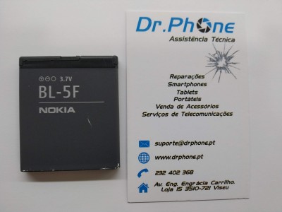 Bateria Nokia BL-5F preta ao lado de cartão de visita Dr. Phone com informações de assistência técnica