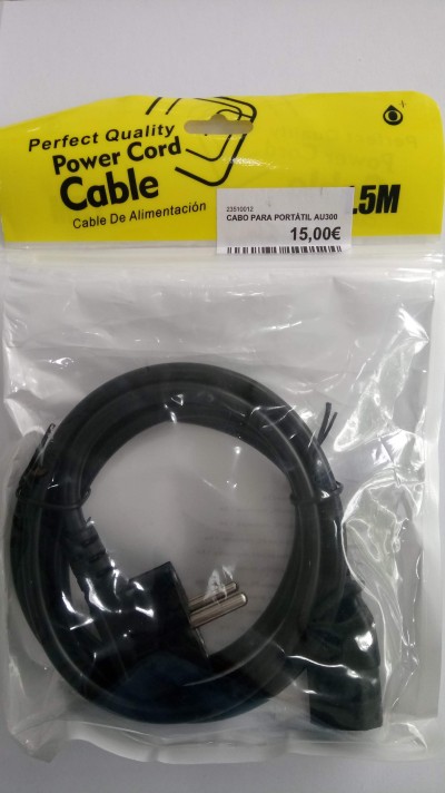 Cabo de alimentação preto embalado em saco plástico com etiqueta amarela e preço visível