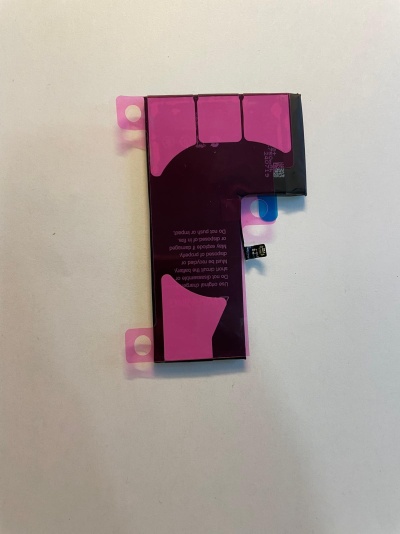 Bateria para dispositivo com etiquetas cor-de-rosa e texto impresso