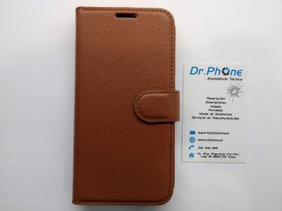 Capa castanha para smartphone ao lado de cartão de assistência técnica Dr. Phone.