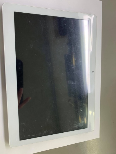 Tablet com moldura branca e ecrã preto riscado